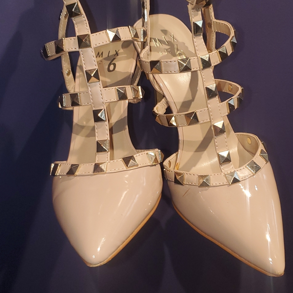 Perfect condition patent leather like beige studded heels 7.5
